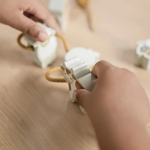 Ξύλινες Φιγούρες Mε Kορδόνι Little Farm Little Dutch